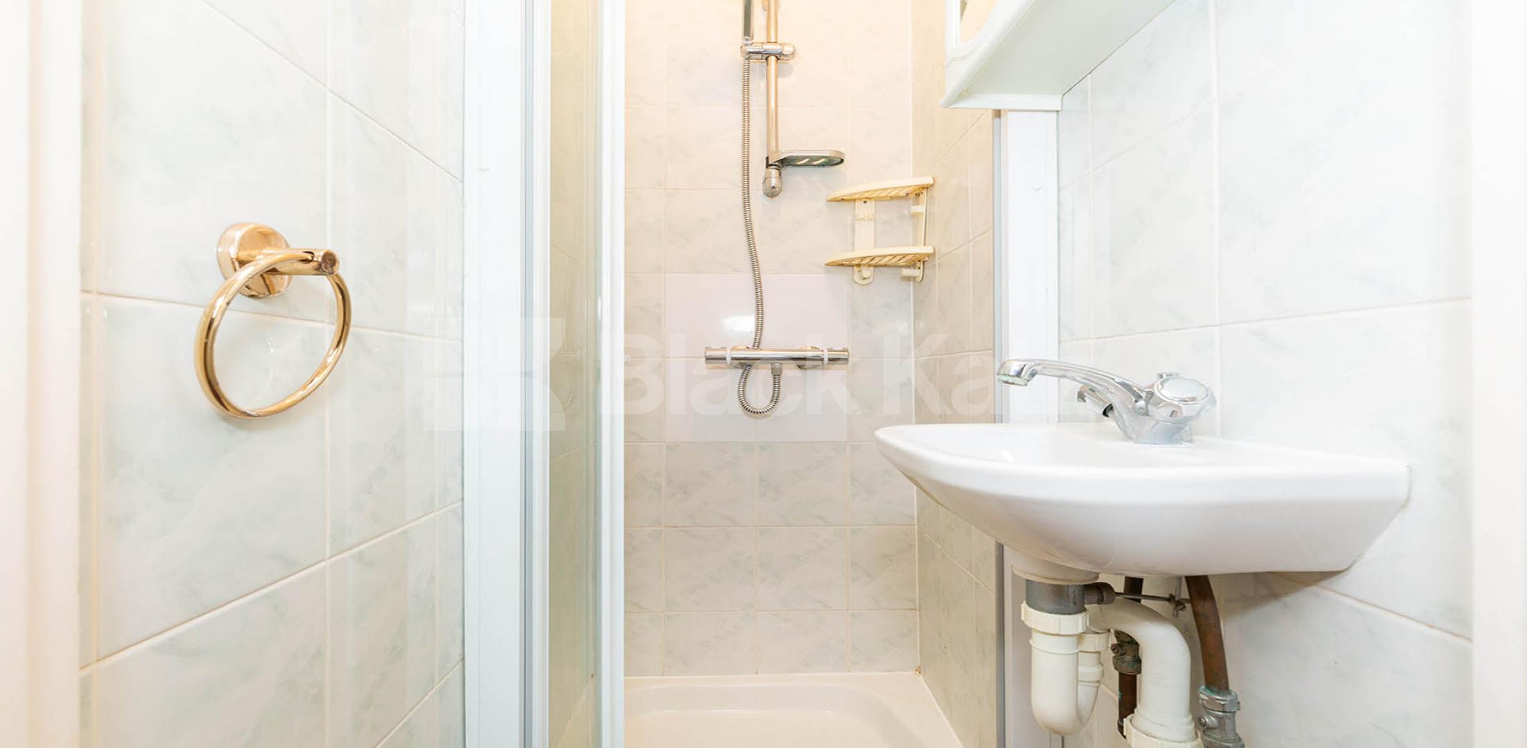 			GOOD FOR 4 SHARERS!, 4 Bedroom, 1 bath, 1 reception Flat			 Brecknock Road, TUFNELL PARK N7